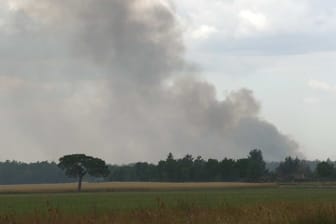 Waldbrand in der sächsischen Gohrischheide: Am Dienstagabend waren rund 220 Einsatzkräfte vor Ort.