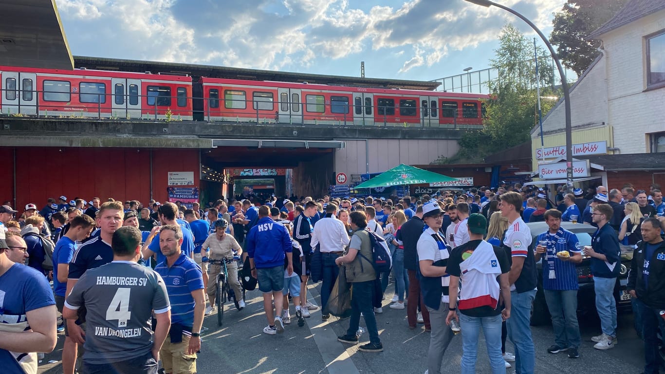 HSV-Fans sammeln sich vor dem Spiel an der S-Bahn: Von hier sind es nur wenige Meter zur UnabsteigBar.