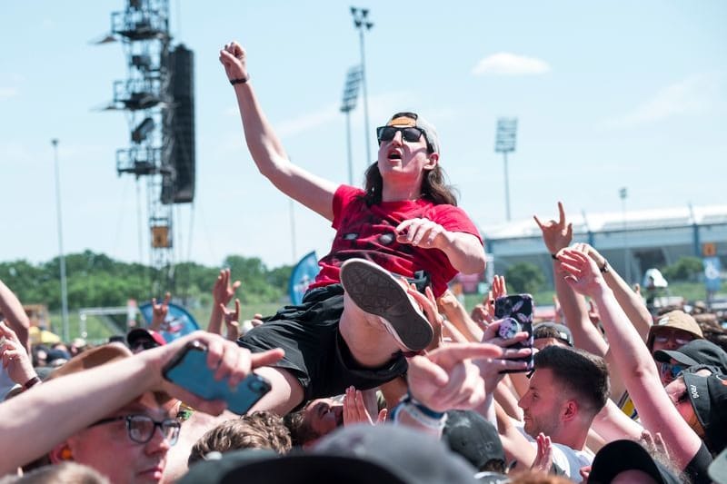 Crowdsurfing bei Rock im Park: Heiß war's.