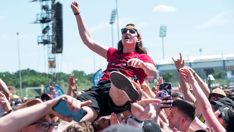 Crowdsurfing bei Rock im Park: Heiß war's.