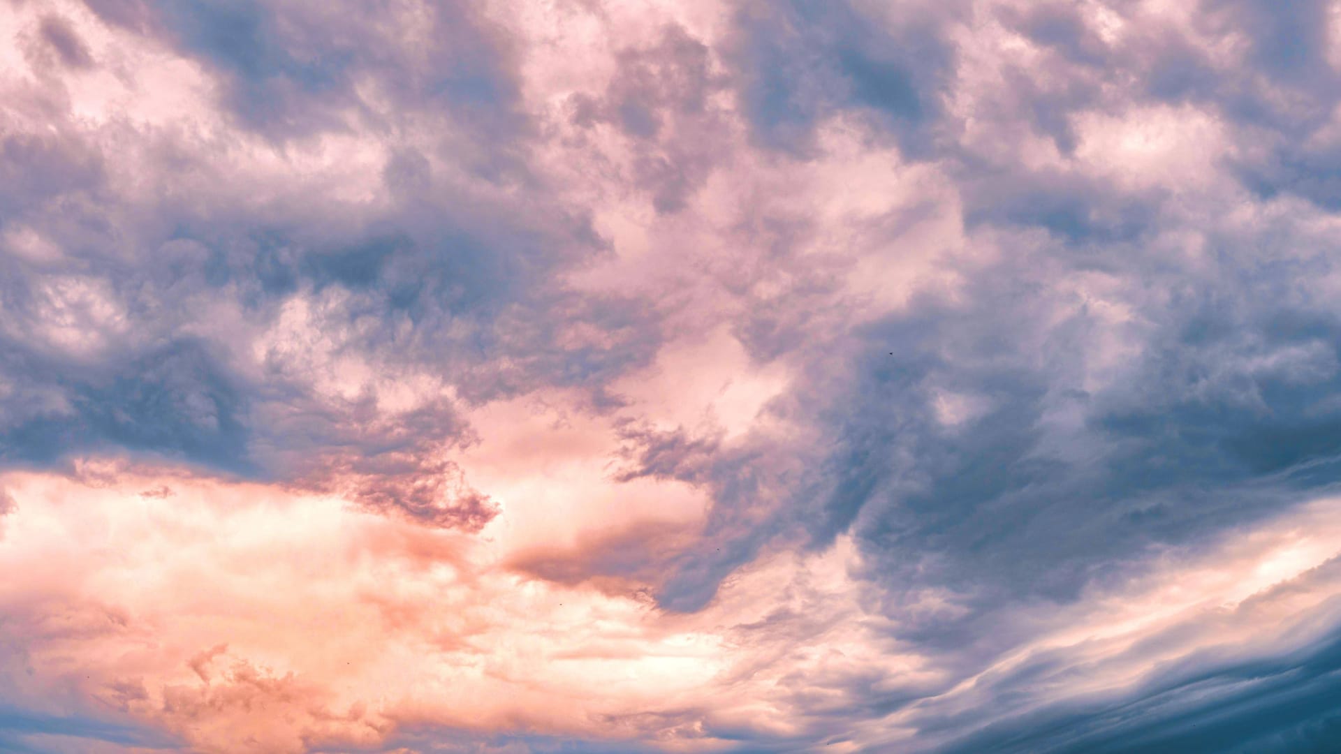 Dicke Regenwolken am Himmel (Symbolbild): Wetterdienste sagen für das südliche Niedersachsen am Donnerstag heftige Gewitter vorher.