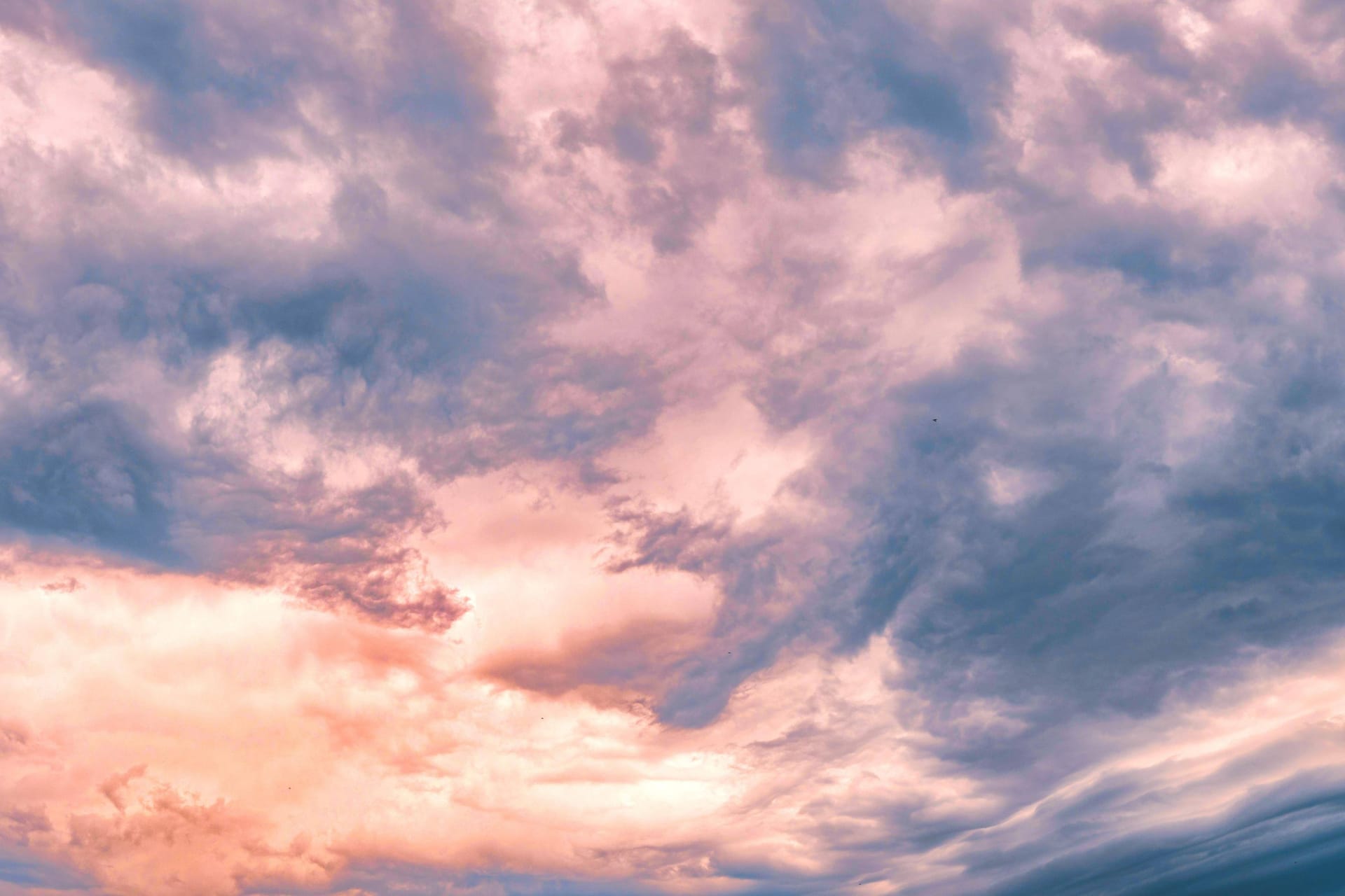 Dicke Regenwolken am Himmel (Symbolbild): Wetterdienste sagen für das südliche Niedersachsen am Donnerstag heftige Gewitter vorher.