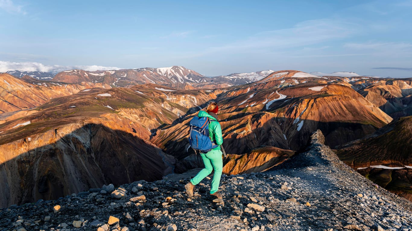 Wanderin auf dem Trekkingweg Laugavegur: Die spektakuläre Wanderung bietet viel fürs Auge.
