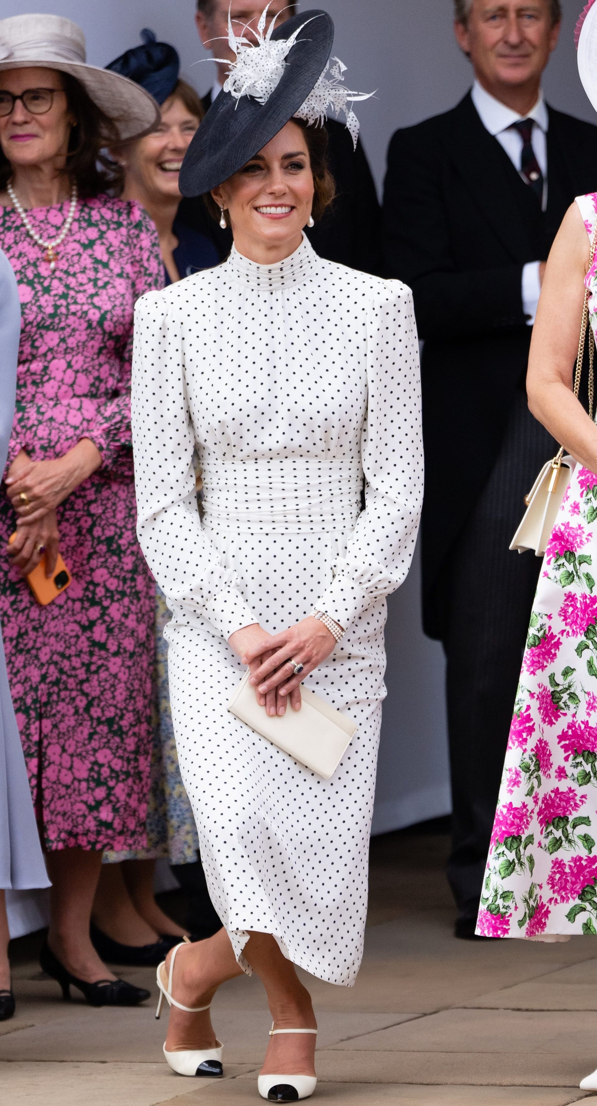 Prinzessin Kate zeigt sich knicksend in ihrem gepunkteten Kleid.