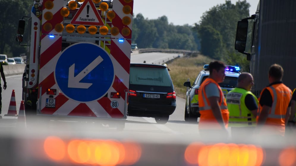Unfallstelle im Landkreis Erding: Ein BMW verletzte einen Lkw-Fahrer tödlich.