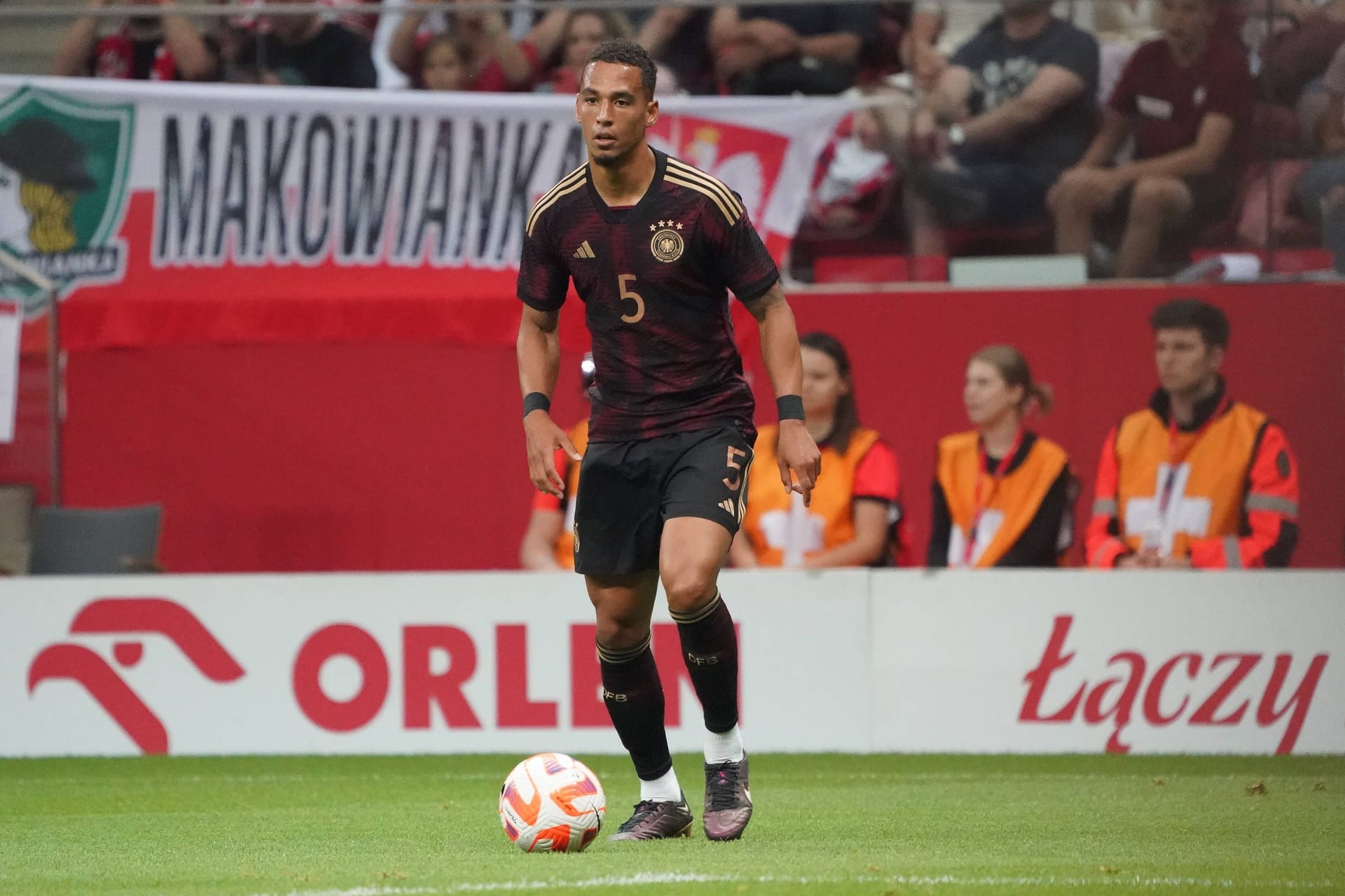Thilo Kehrer: Wie Rüdiger immer wieder mit Zug nach vorne. Hatte in der 23. Minute den ersten "gefährlichen" deutschen Abschluss so verzeichnen, sein Schuss aus 20 Metern geriet aber zu zentral. Beim Gegentor durch Kiwior nicht eng genug dran am Polen (31.). Letztlich ein entscheidender Fehler. Note 5 Thilo Kehrer: Wie Rüdiger immer wieder mit Zug nach vorne. Hatte in der 23. Minute den ersten "gefährlichen" deutschen Abschluss so verzeichnen, sein Schuss aus 20 Metern geriet aber zu zentral. Beim Gegentor durch Kiwior nicht eng genug dran am Polen (31.). Letztlich ein entscheidender Fehler. Note 5