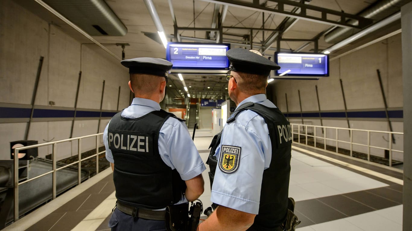 Zwei Beamte der Bundespolizei patroullieren am Flughafen Dresden International im Bereich der S-Bahn-Stadion.