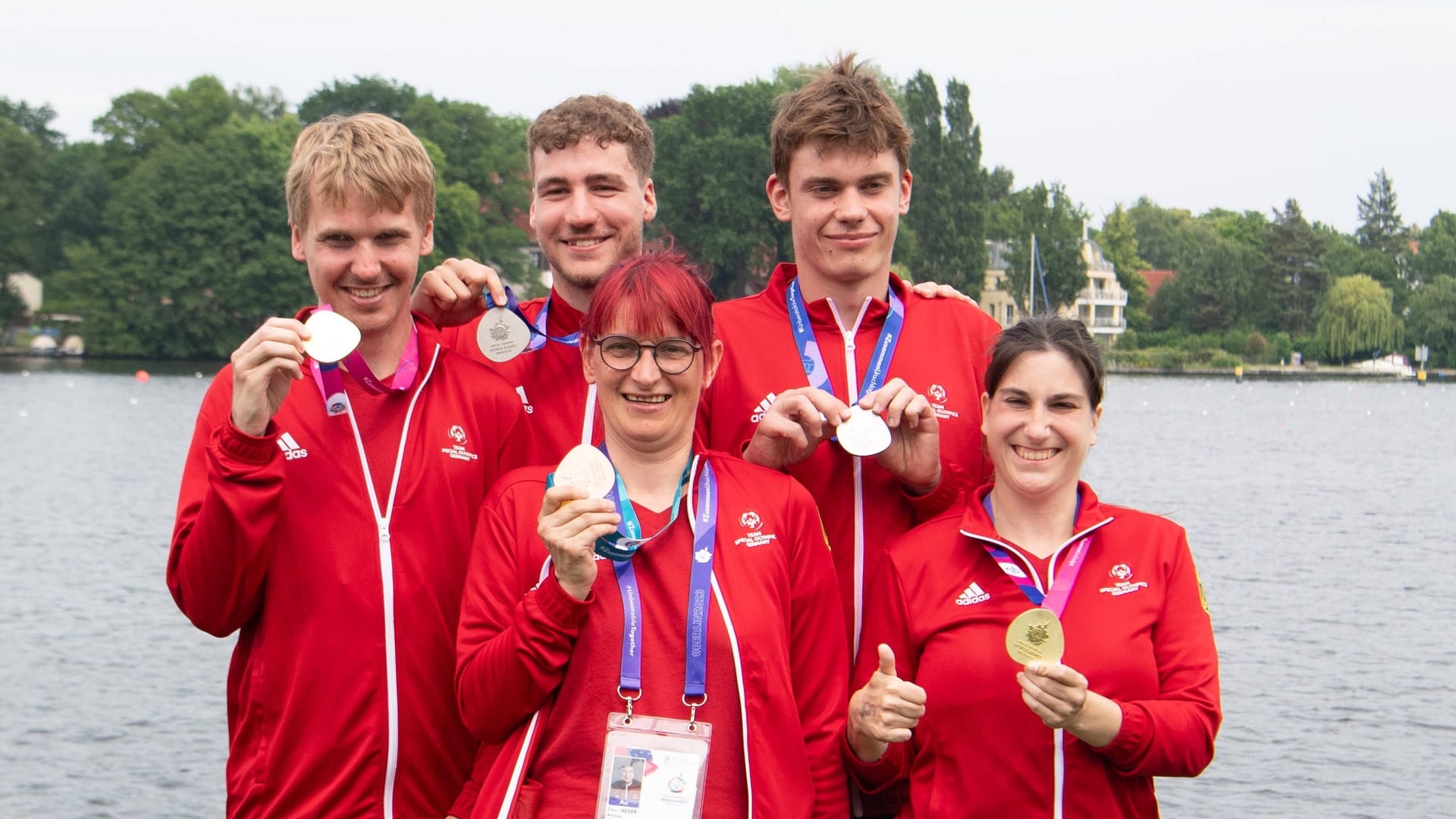 Kai-Jürgen Pönisch, Adrian Schlüter, Elke Jäger, Leo Heckel, Patrizia Spaulding (v. l. n. r.) mit Medaillen: Die deutschen Schwimmer präsentieren sich bei den Special Olympics World Games besonders erfolgreich.