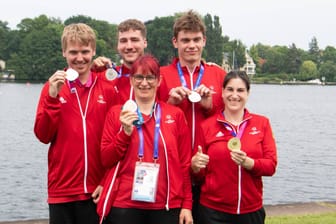 Kai-Jürgen Pönisch, Adrian Schlüter, Elke Jäger, Leo Heckel, Patrizia Spaulding (v. l. n. r.) mit Medaillen: Die deutschen Schwimmer präsentieren sich bei den Special Olympics World Games besonders erfolgreich.