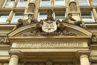 Das Landgericht Hamburg (Archivbild): Die Angeklagten hatten marode Firmen gekauft, um Corona-Hilfen beantragen zu können.