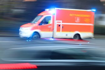 Ein Rettungswagen fährt mit Blaulicht durch eine Straße (Symbolbild): Bei einem Verkehrsunfall wurde eine Seniorin lebensgefährlich verletzt.