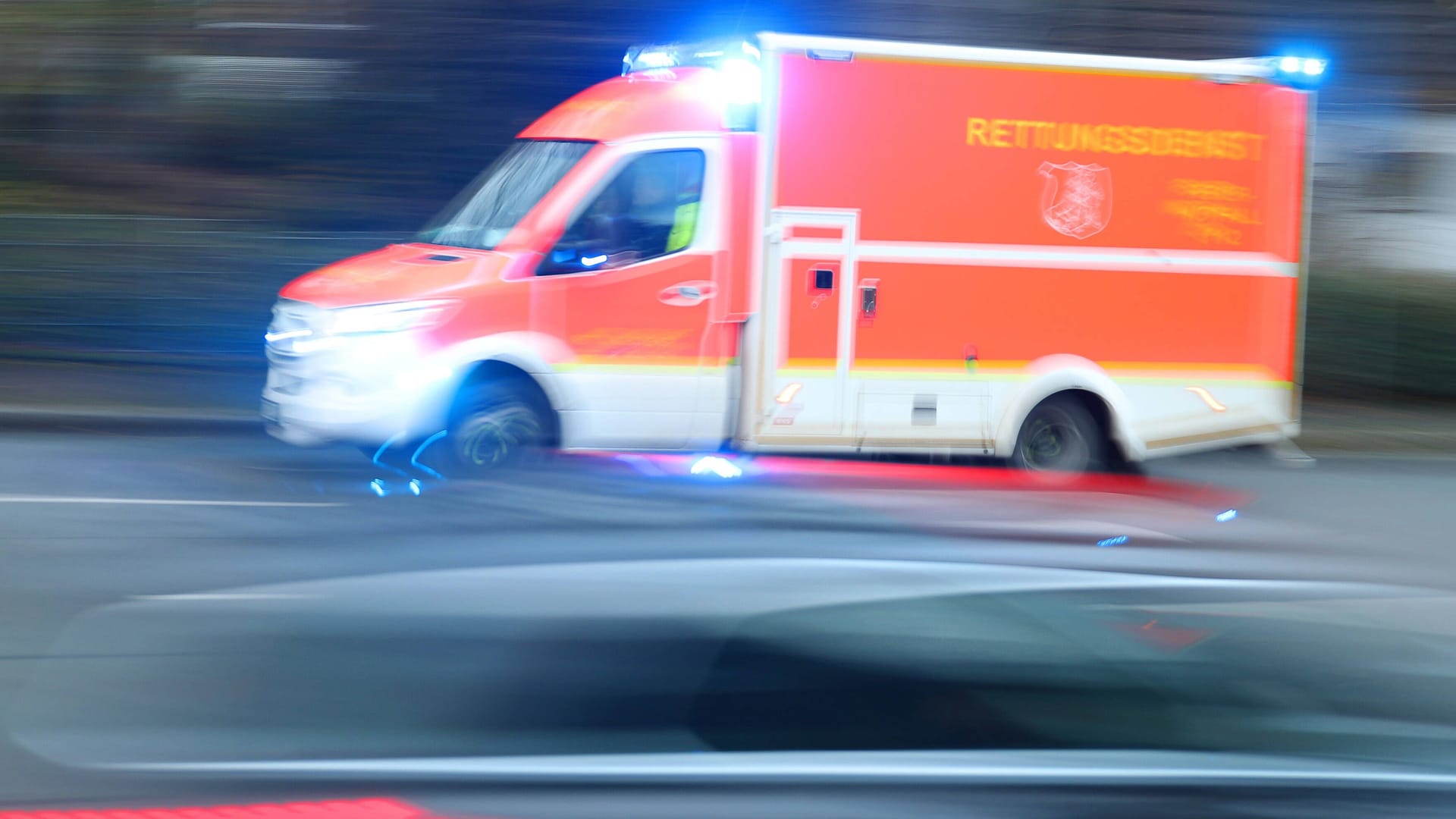 Ein Rettungswagen fährt mit Blaulicht durch eine Straße (Symbolbild): Bei einem Verkehrsunfall wurde eine Seniorin lebensgefährlich verletzt. Ein Rettungswagen fährt mit Blaulicht durch eine Straße (Symbolbild): Bei einem Verkehrsunfall wurde eine Seniorin lebensgefährlich verletzt.