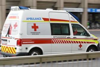 Ein Krankenwagen in Österreich (Archivbild): Zwei Menschen starben bei einem Autounfall.
