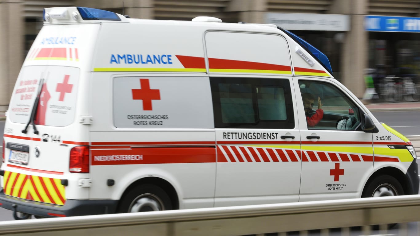 Ein Krankenwagen in Österreich (Archivbild): Zwei Menschen starben bei einem Autounfall.