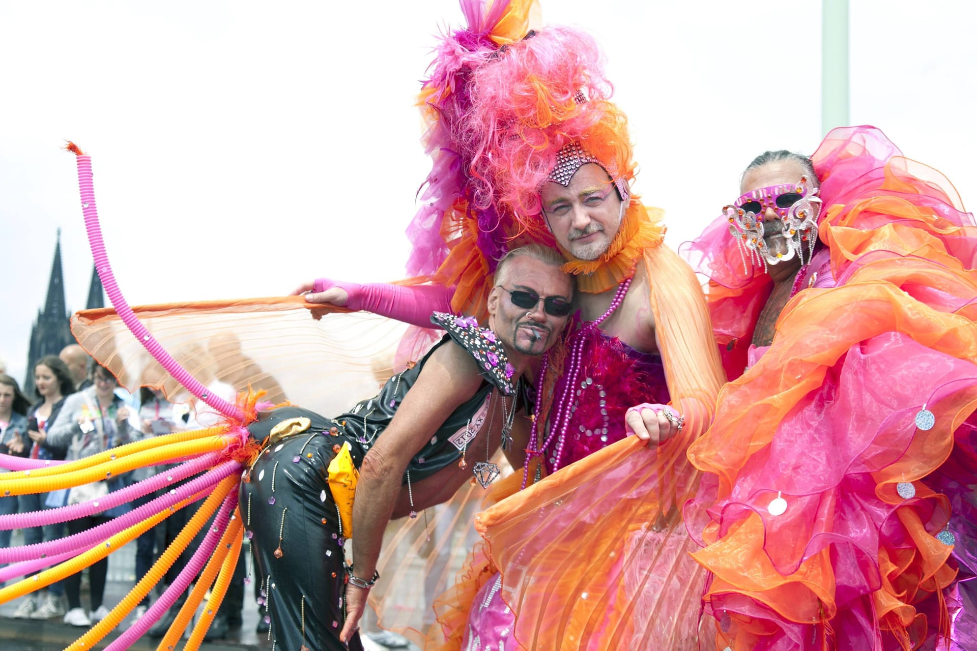 Teilnehmer der Christopher Street Day Parade in Köln (Archivbild): Am Sonntag, 9. Juli, zieht sie wieder durch die Stadt.