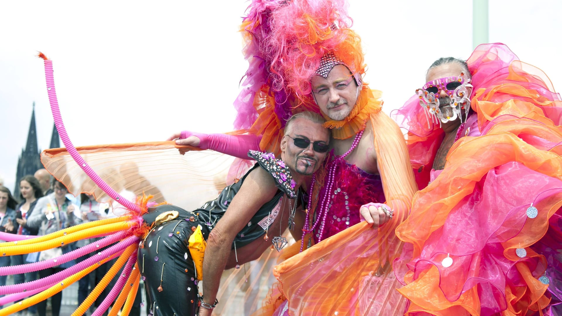 Teilnehmer der Christopher Street Day Parade in Köln (Archivbild): Am Sonntag, 9. Juli, zieht sie wieder durch die Stadt.