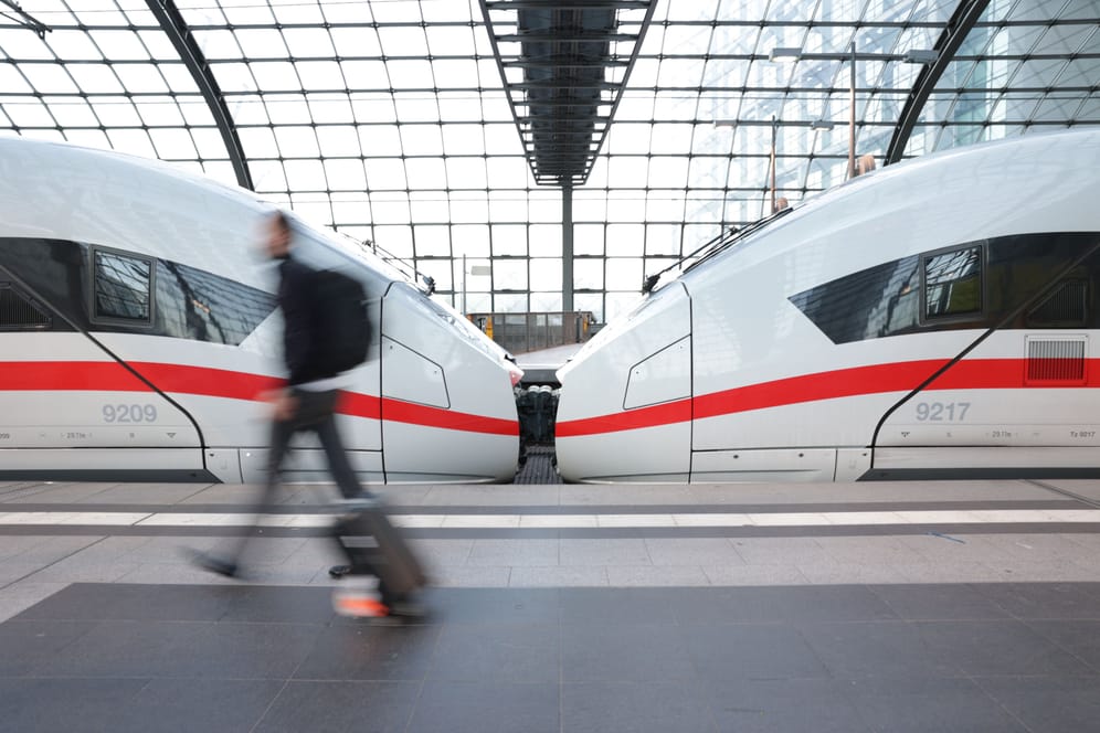 ICE nach Hamburg: Auf der Bahnstrecke zwischen Hamburg und Berlin werden Bauarbeiten im kommenden Jahr monatelang zu Umleitungen und längeren Fahrzeiten führen.