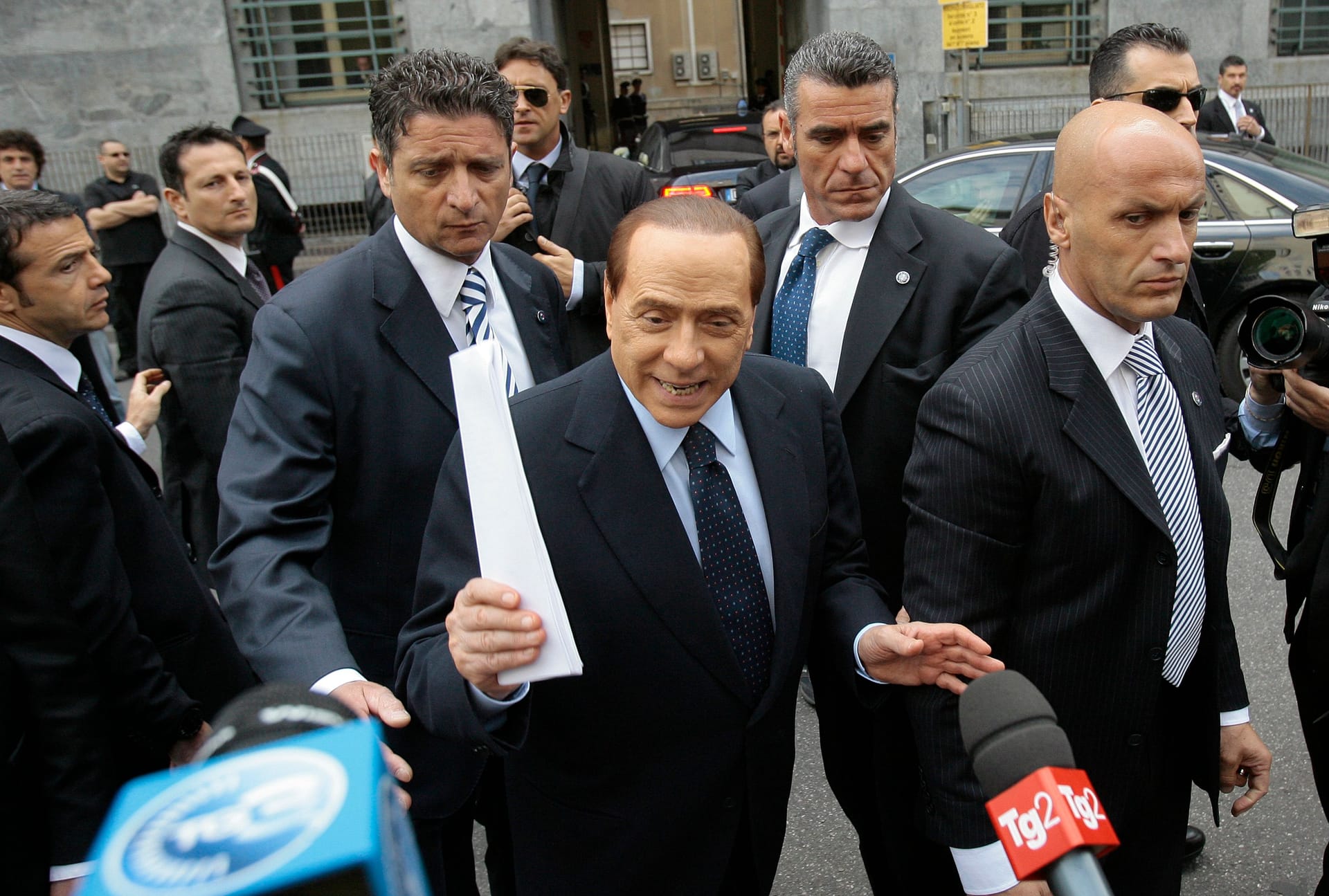 In etlichen Fällen wurde gegen Berlusconi ermittelt. Im Zusammenhang mit den als "Bunga-Bunga" bekannt gewordenen Sexpartys musste sich Berlusconi wegen Prostitutionsvorwürfen, unter anderem mit Minderjährigen, verantworten. Eine Strafe wegen Steuerhinterziehung führte dazu, dass er 2013 aus dem Parlament ausgeschlossen wurde.