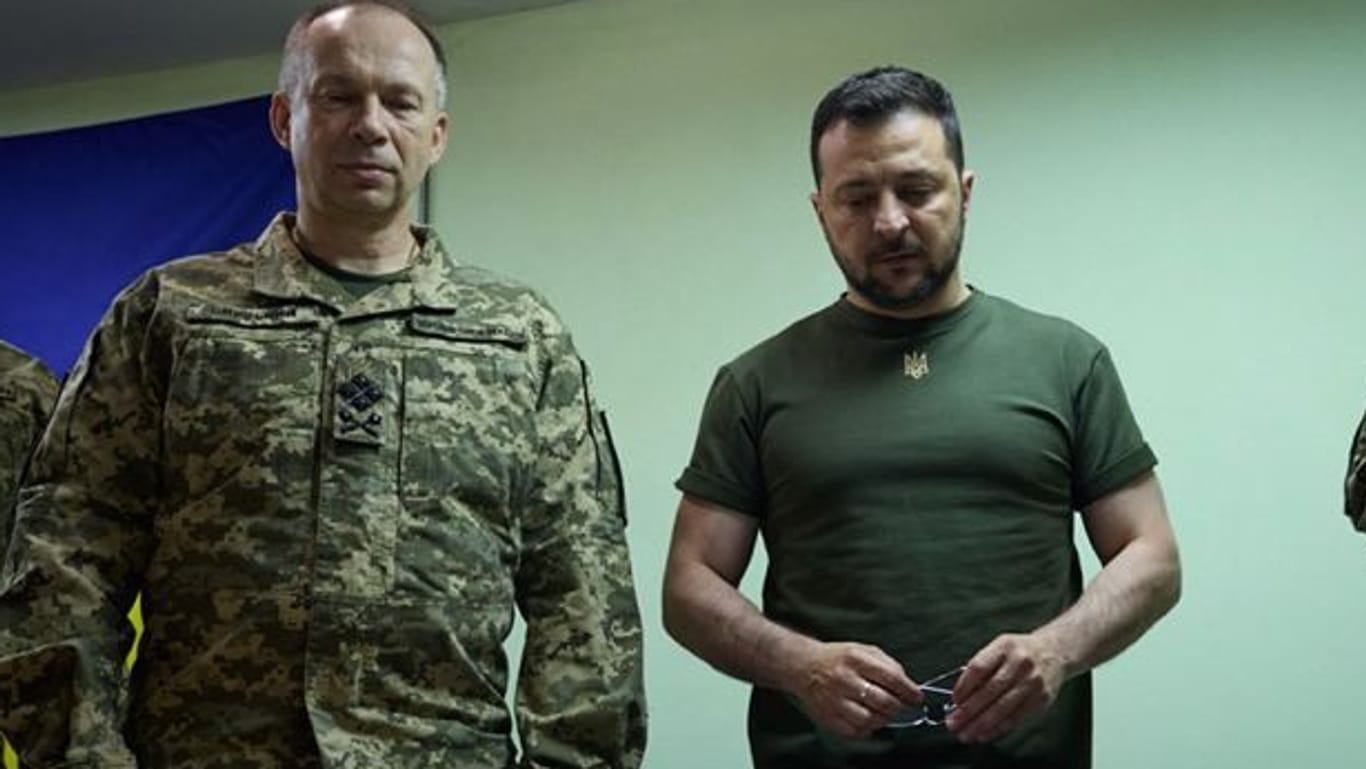 Wolodymyr Selenskyj bespricht mit seinen Militärs die Lage.