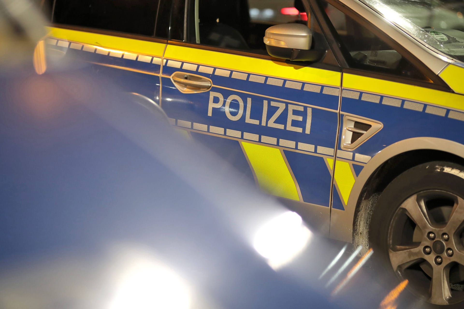 Einsatzwagen der Polizei (Symbolfoto): Die Beamten wollten die Verfolgung schon aufgeben.