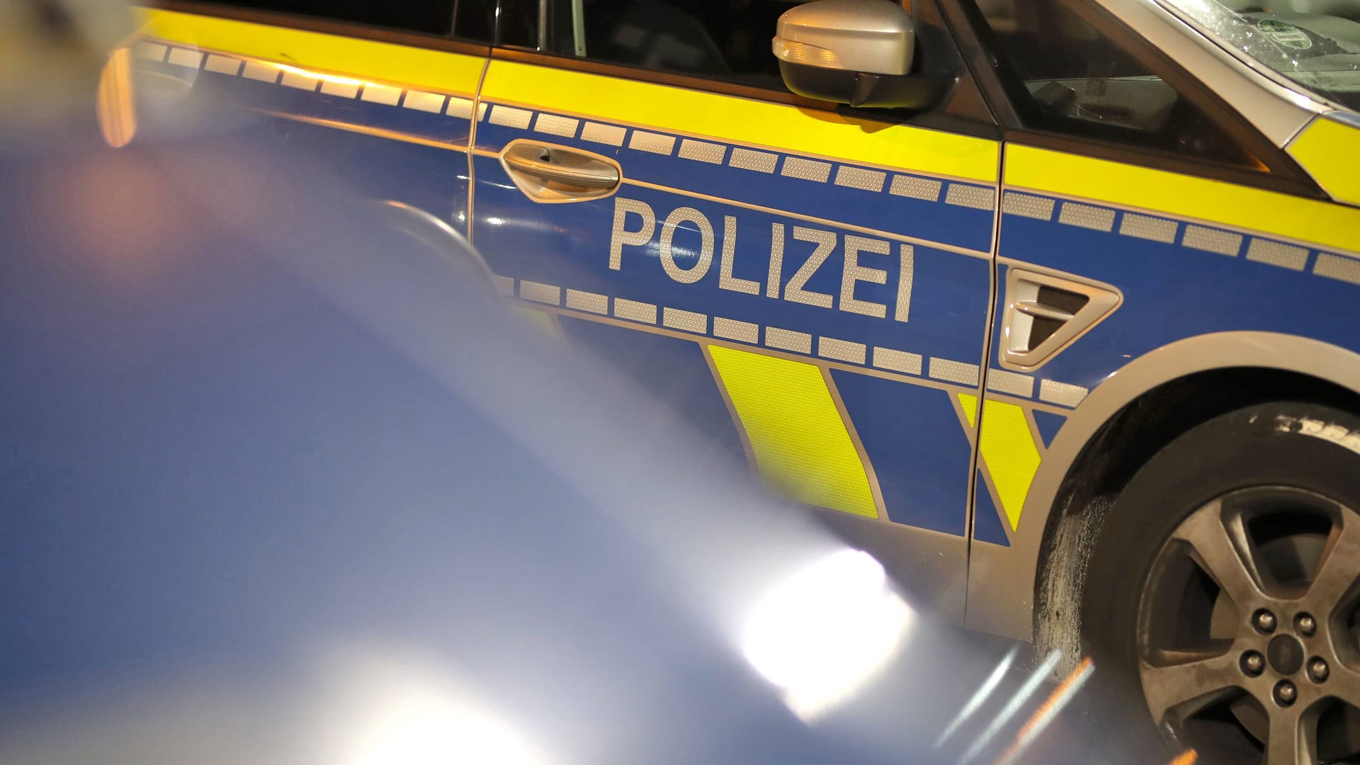 Einsatzwagen der Polizei (Symbolfoto): Die Beamten wollten die Verfolgung schon aufgeben.