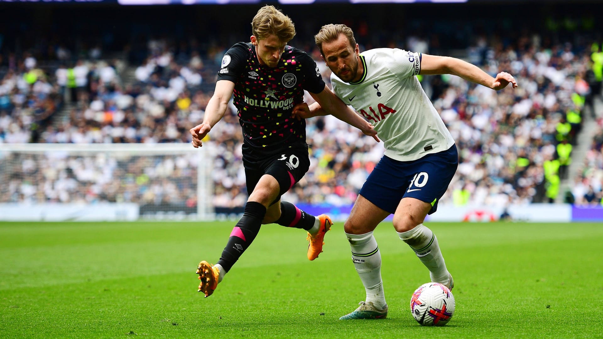 Der körperlich robuste Harry Kane (r.) macht es seinen Gegenspielern schwer.