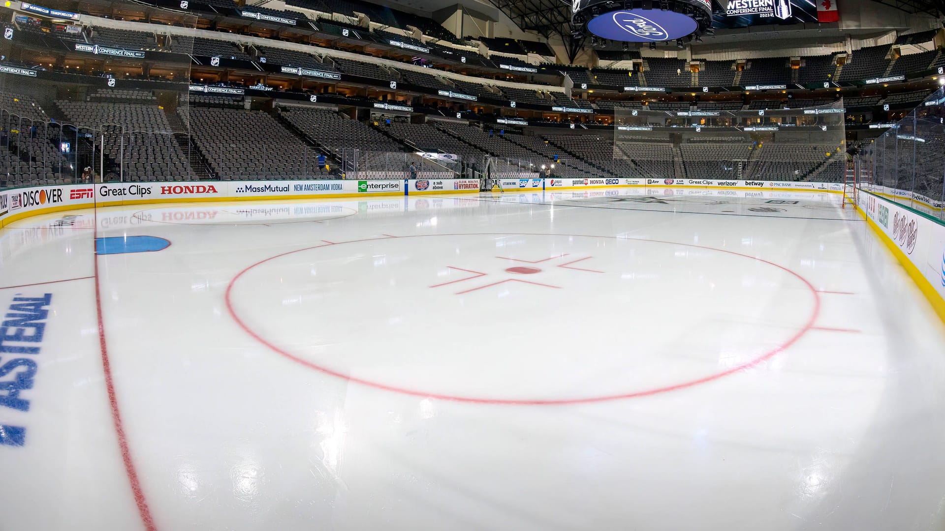 Eine Eishockey-Halle (Symbolbild): In der polnischen Liga wurde ein Spieler in Untersuchungshaft genommen.