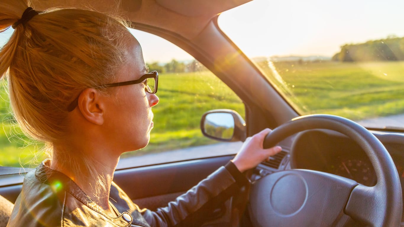 Die Konzentration sinkt, das Unfallrisiko steigt: Hitze im Auto kann gefährliche Folgen haben.