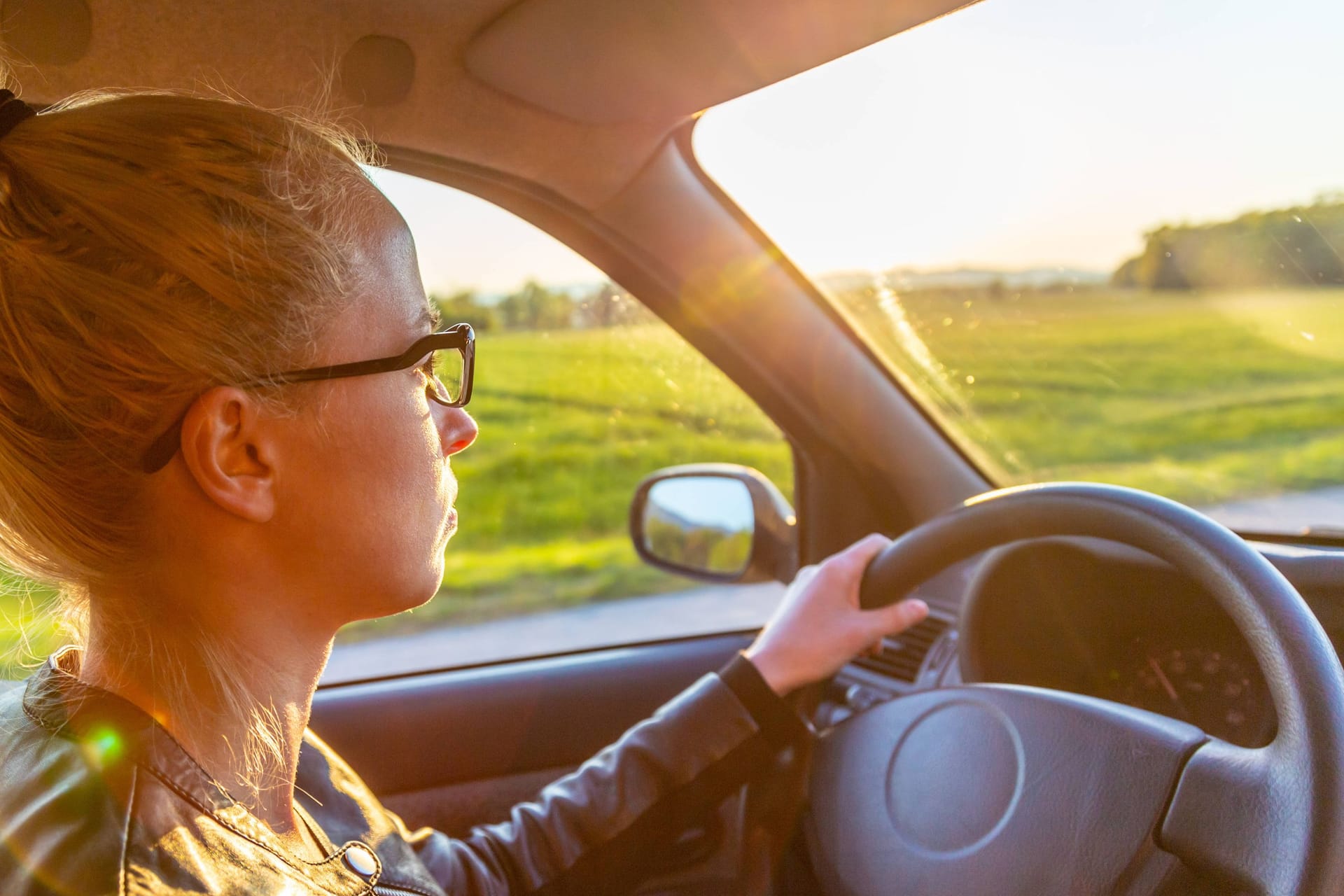 Die Konzentration sinkt, das Unfallrisiko steigt: Hitze im Auto kann gefährliche Folgen haben.