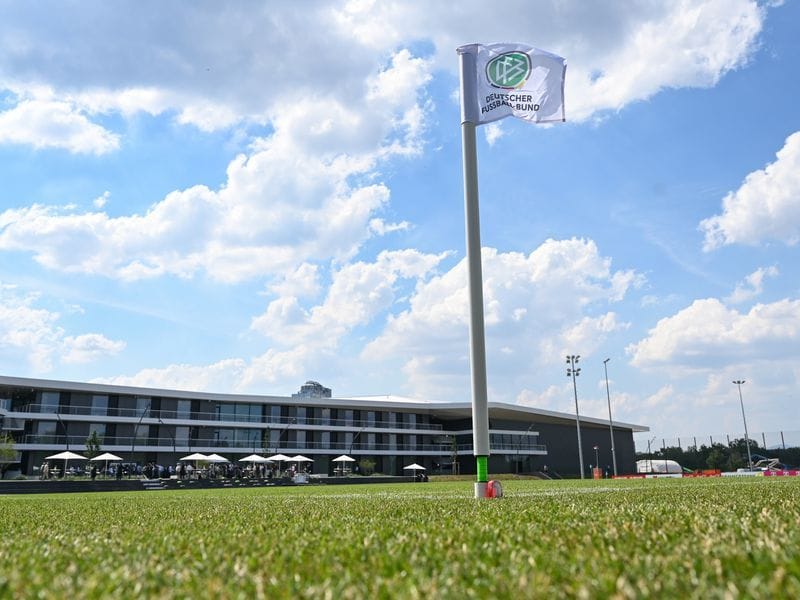 Eine Eckfahne mit dem DFB-Logo steht auf einem Fußballfeld auf dem Gelände des DFB-Campus.