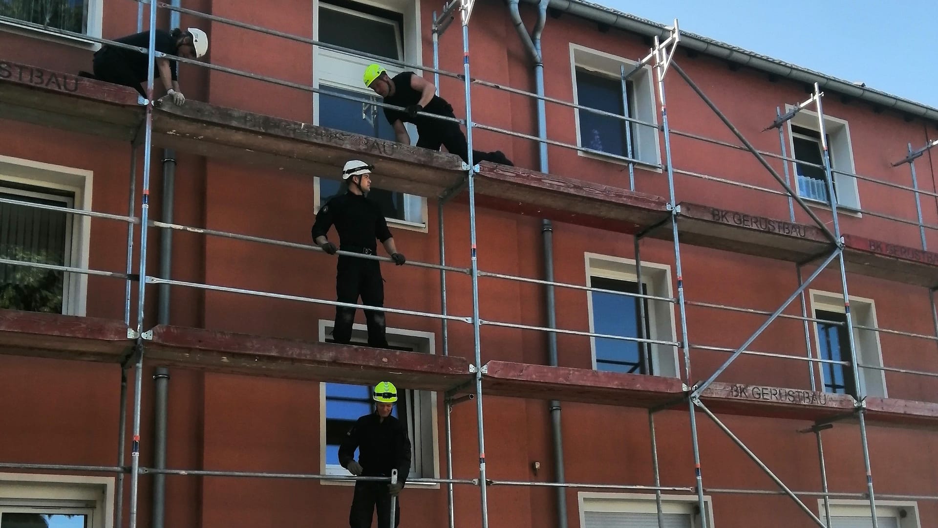 Demontage des Gerüsts: Die Feuerwehr musste das Hindernis selbst beseitigen. Demontage des Gerüsts: Die Feuerwehr musste das Hindernis selbst beseitigen.