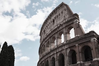 Das Kolosseum ist eine der größten Touristenattraktionen in Rom.