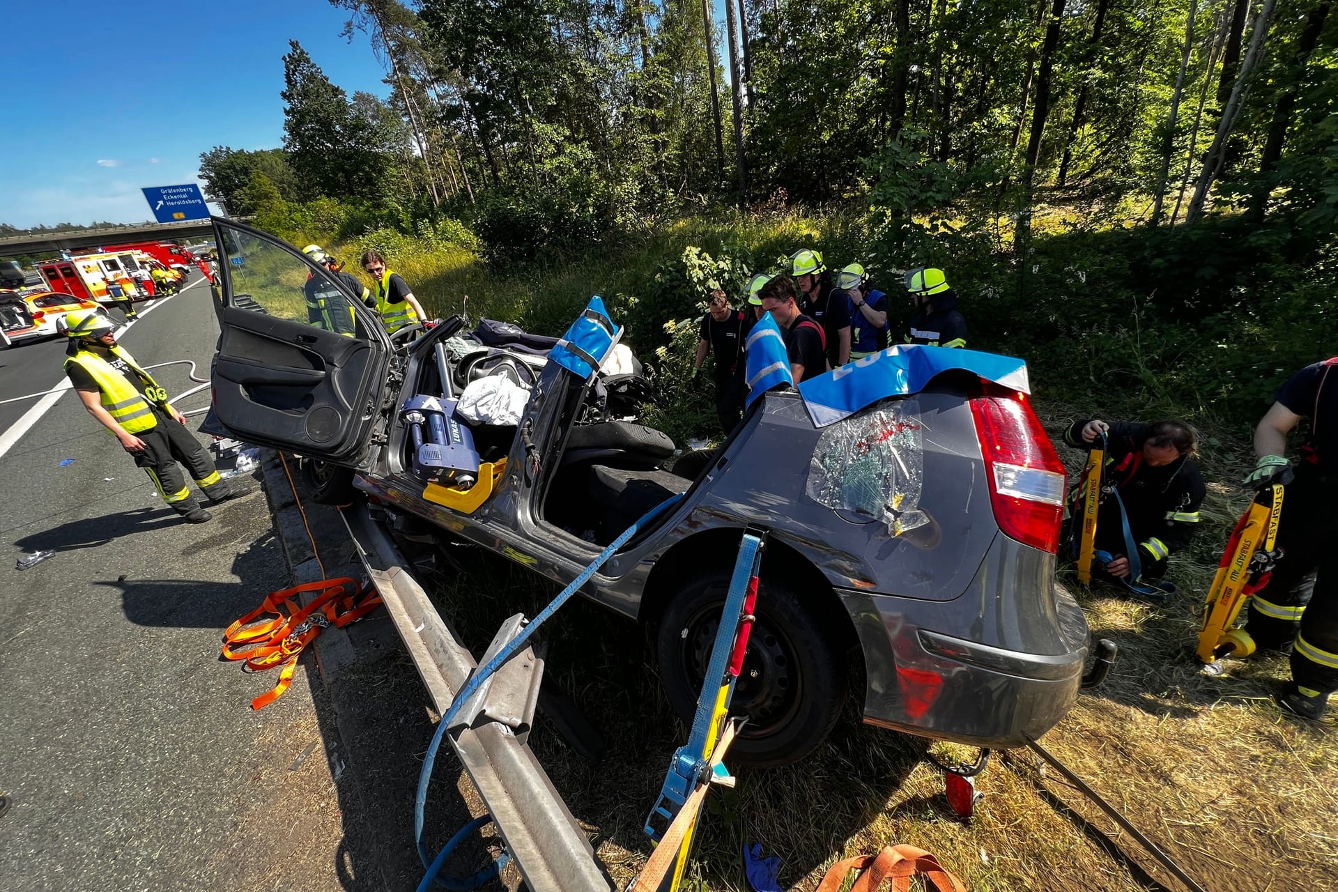 Unfall auf der A3 bei Nürnberg: Der Wagen war so kompliziert in einer Brückenunterführung eingeklemmt, dass sich die Rettungsarbeiten extrem schwierig gestalteten.