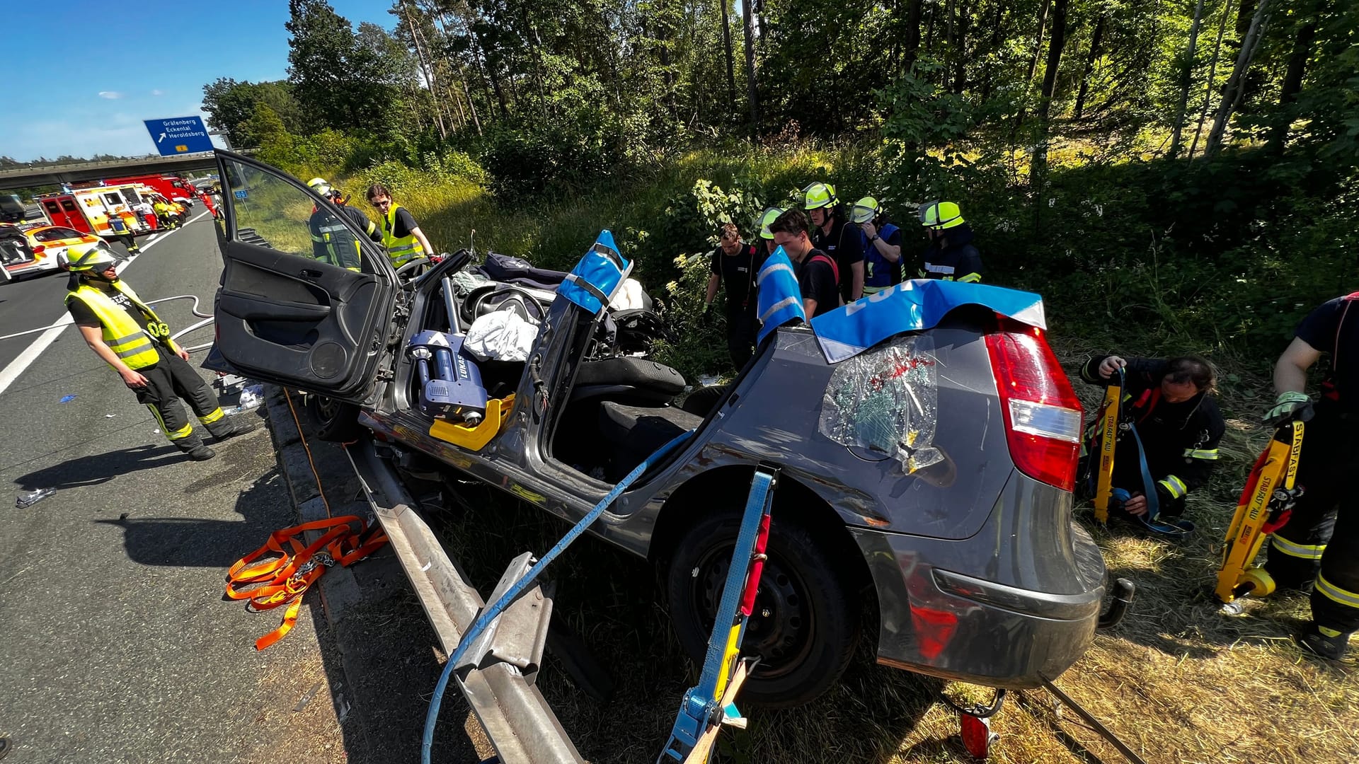 Unfall auf der A3 bei Nürnberg: Der Wagen war so kompliziert in einer Brückenunterführung eingeklemmt, dass sich die Rettungsarbeiten extrem schwierig gestalteten.