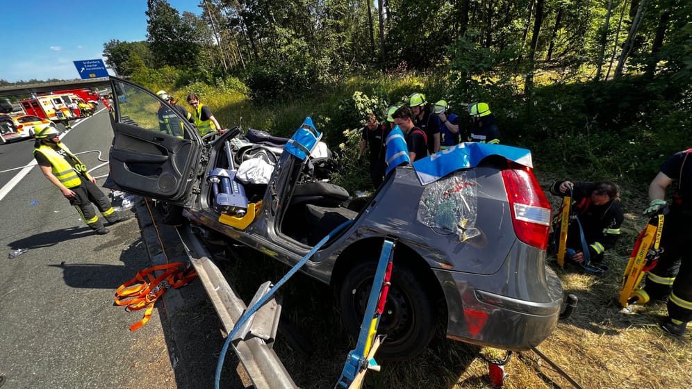 Unfall auf der A3 bei Nürnberg: Der Wagen war so kompliziert in einer Brückenunterführung eingeklemmt, dass sich die Rettungsarbeiten extrem schwierig gestalteten.