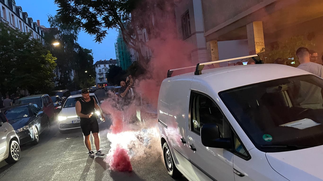 Roter Nebel: Trotz Niederlage feiern die Fans ihre Eintracht auf der Straße