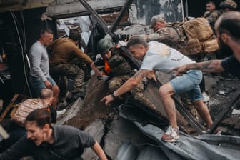 Rettungskräfte und Freiwillige suchen in Kramatorsk nach Überlebenden.