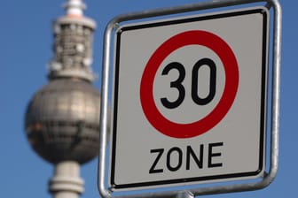 40 Jahre Tempo 30: Die erste Zone wurde offiziell am 14. November 1983 in Buxtehude (Niedersachsen) eingerichtet.