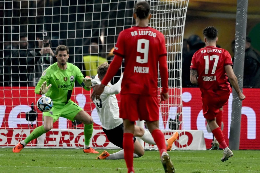 Die Entscheidung: Leipzigs Szoboszlai (r.) trifft zum 2:0 gegen Frankfurt.
