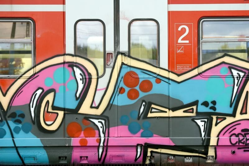 Eine S-Bahn mit Graffiti ist in Köln (Symbolbild): IN NRW ist die Zahl von Fällen von Vandalismus gestiegen.