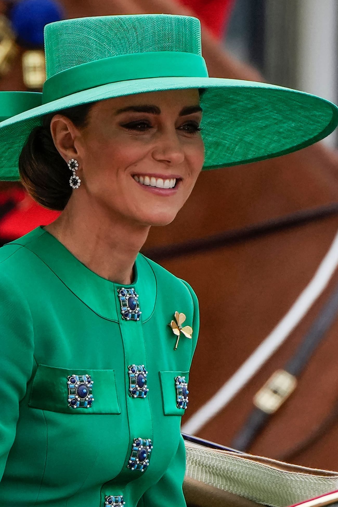Kate in einem smaragdgrünen Outfit.