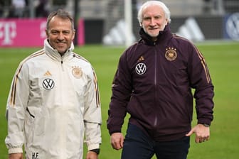 Hansi Flick (l.) und Rudi Völler: Bundestrainer bekam von dem DFB-Sportdirektor erneut eine Jobgarantie ausgesprochen.