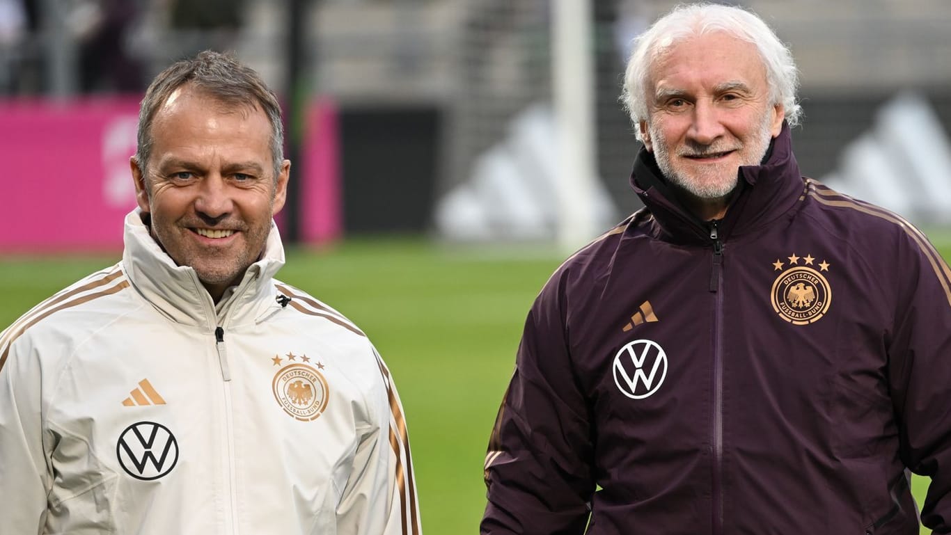 Hansi Flick (l.) und Rudi Völler: Bundestrainer bekam von dem DFB-Sportdirektor erneut eine Jobgarantie ausgesprochen.