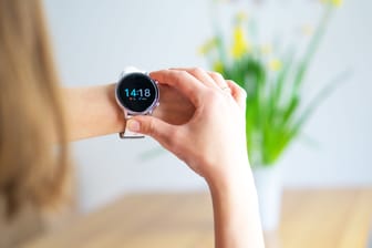 Mit einer Smartwatch messen Sie Daten zur Gesundheit und können zudem Nachrichten empfangen.