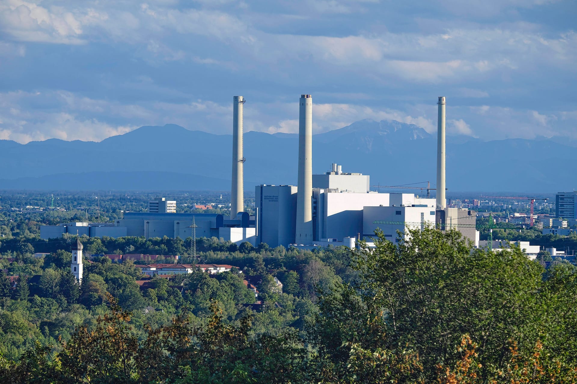 Blick auf Unterföhring und das Kohlekraftwerk (Archivbild): Dort gab es wohl eine versuchte Vergewaltigung.