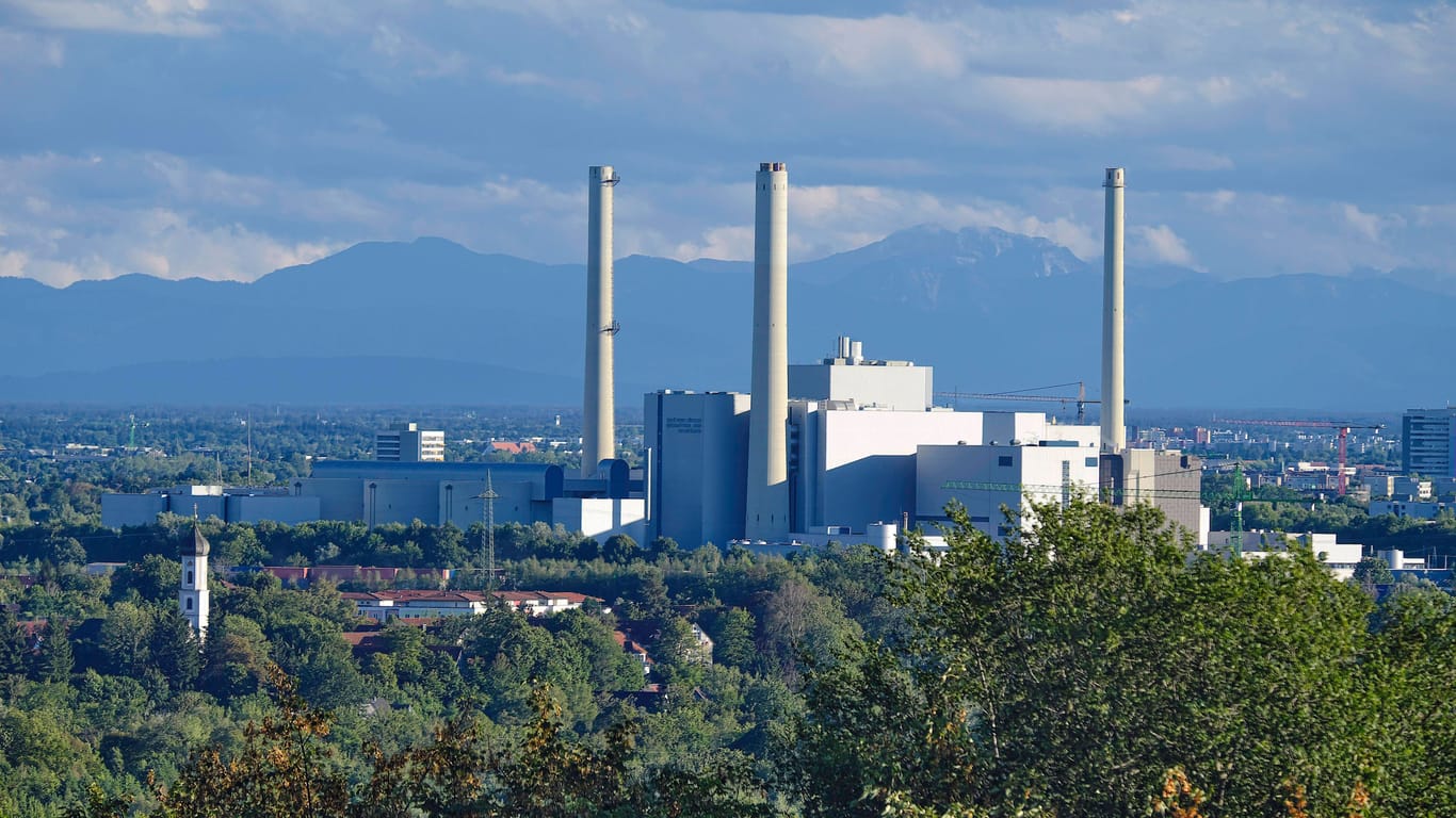 Blick auf Unterföhring und das Kohlekraftwerk (Archivbild): Dort gab es wohl eine versuchte Vergewaltigung.