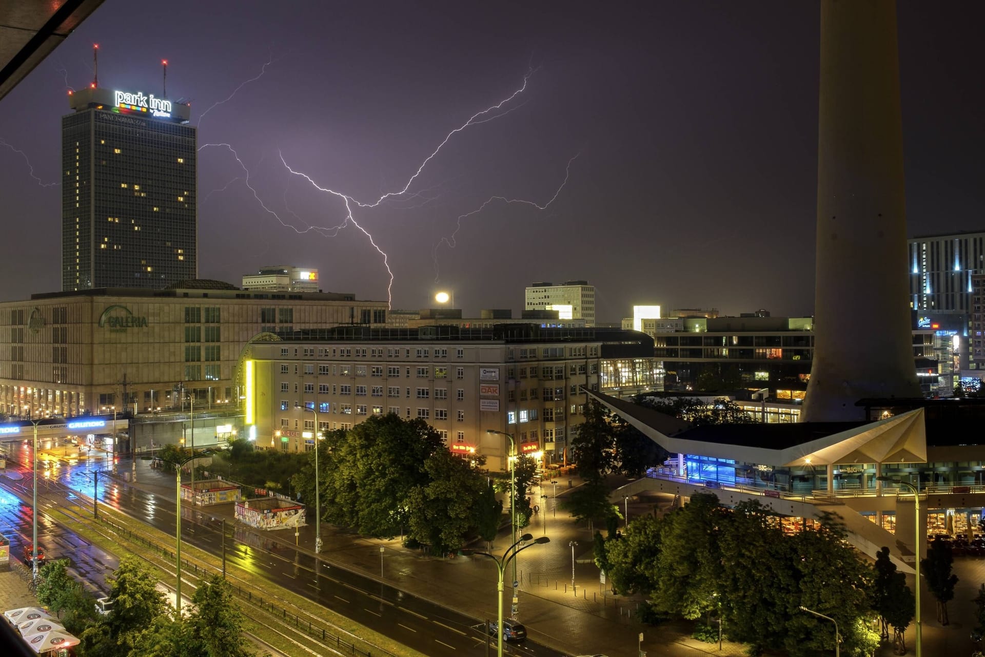 Blitze am Alexanderplatz (Archivbild): In Berlin kann es in den kommenden Tagen ungemütlich werden.