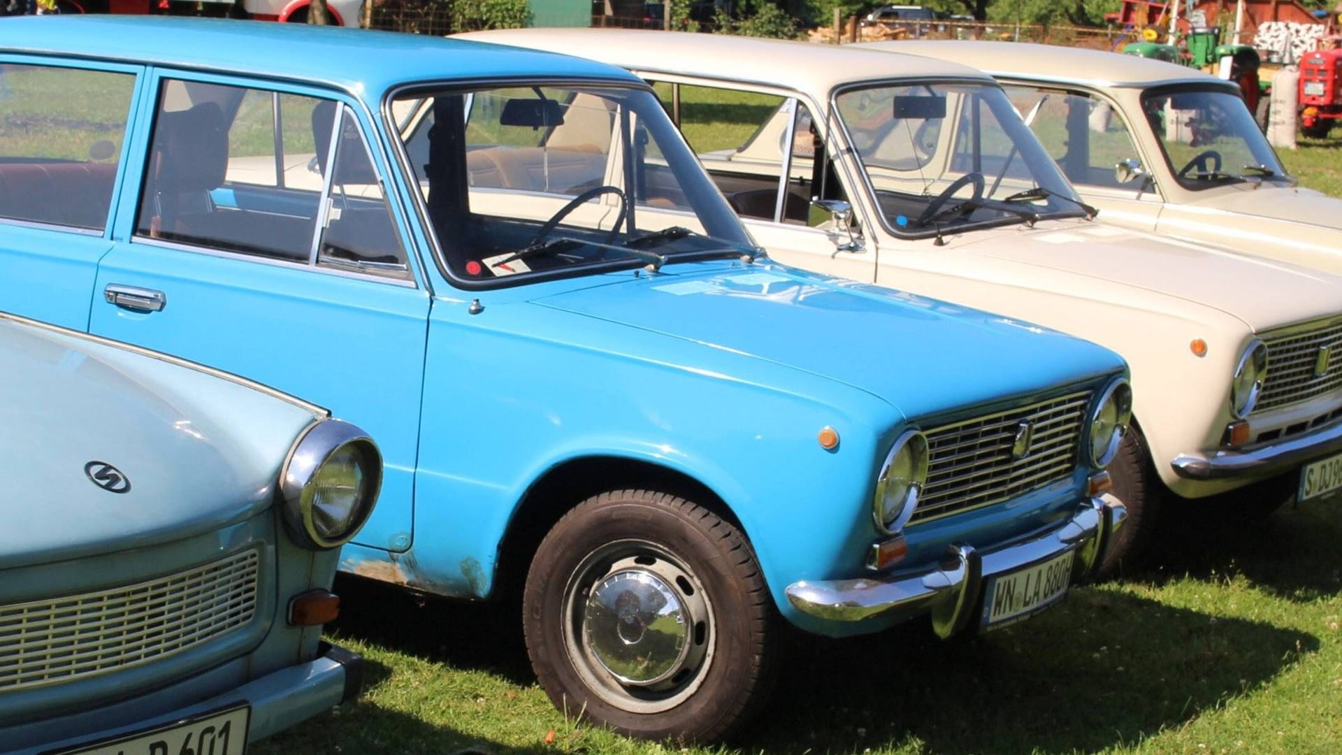 Autos bei einem Oldtimertreffen (Symbolbild): Die Entscheidung der Behörde führt Bedenken beim Naturschutz an.