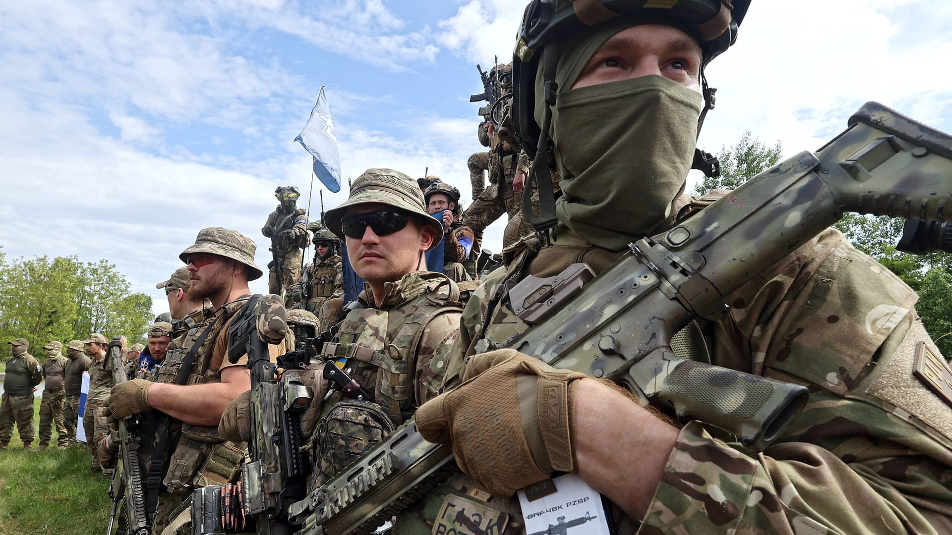 Schwer bewaffnete Kämpfer der "Legion Freiheit Russlands" (Archivbild): Sie kündigen neue Aktionen in Russland an.