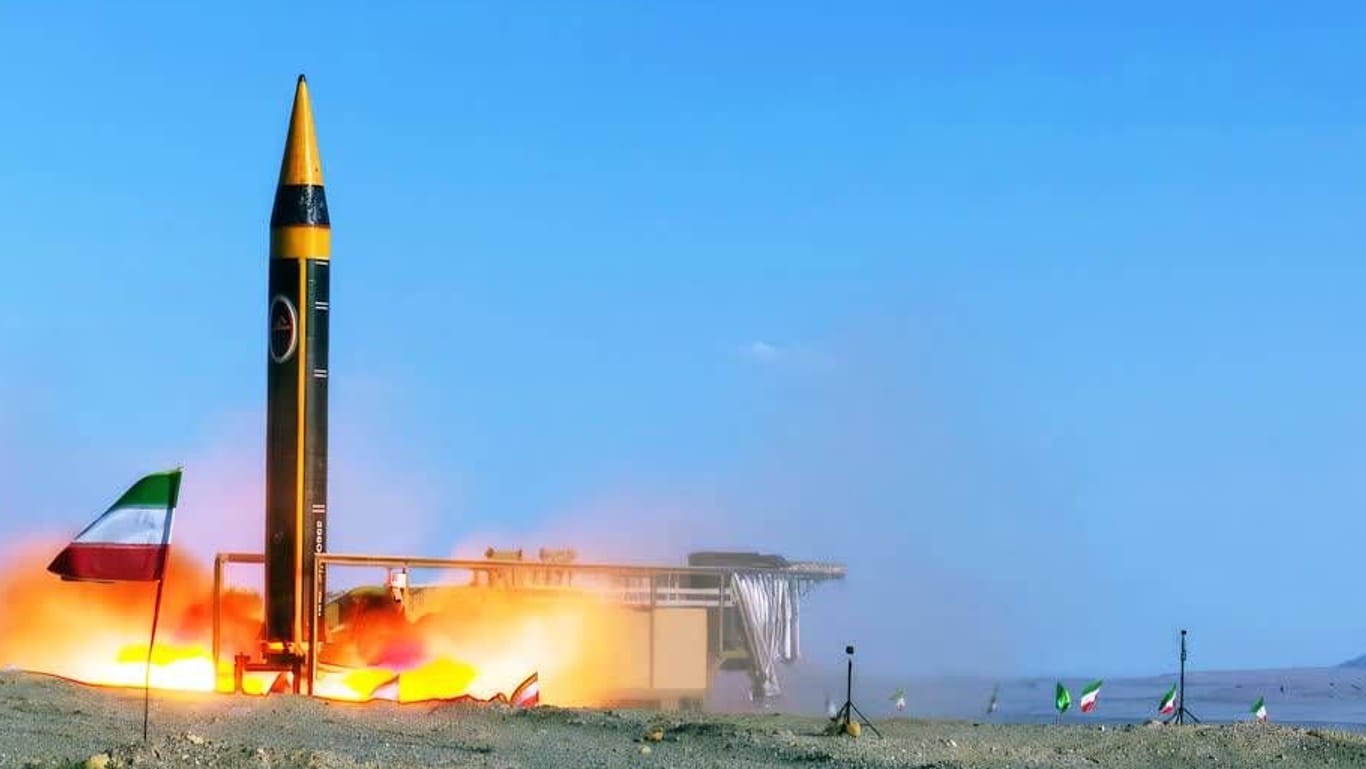 Start einer iranischen Kheibar-Rakete (Archivbild): Im Nahen Osten könnte ein direkter Angriff auf Israel den Konflikt verschärfen.